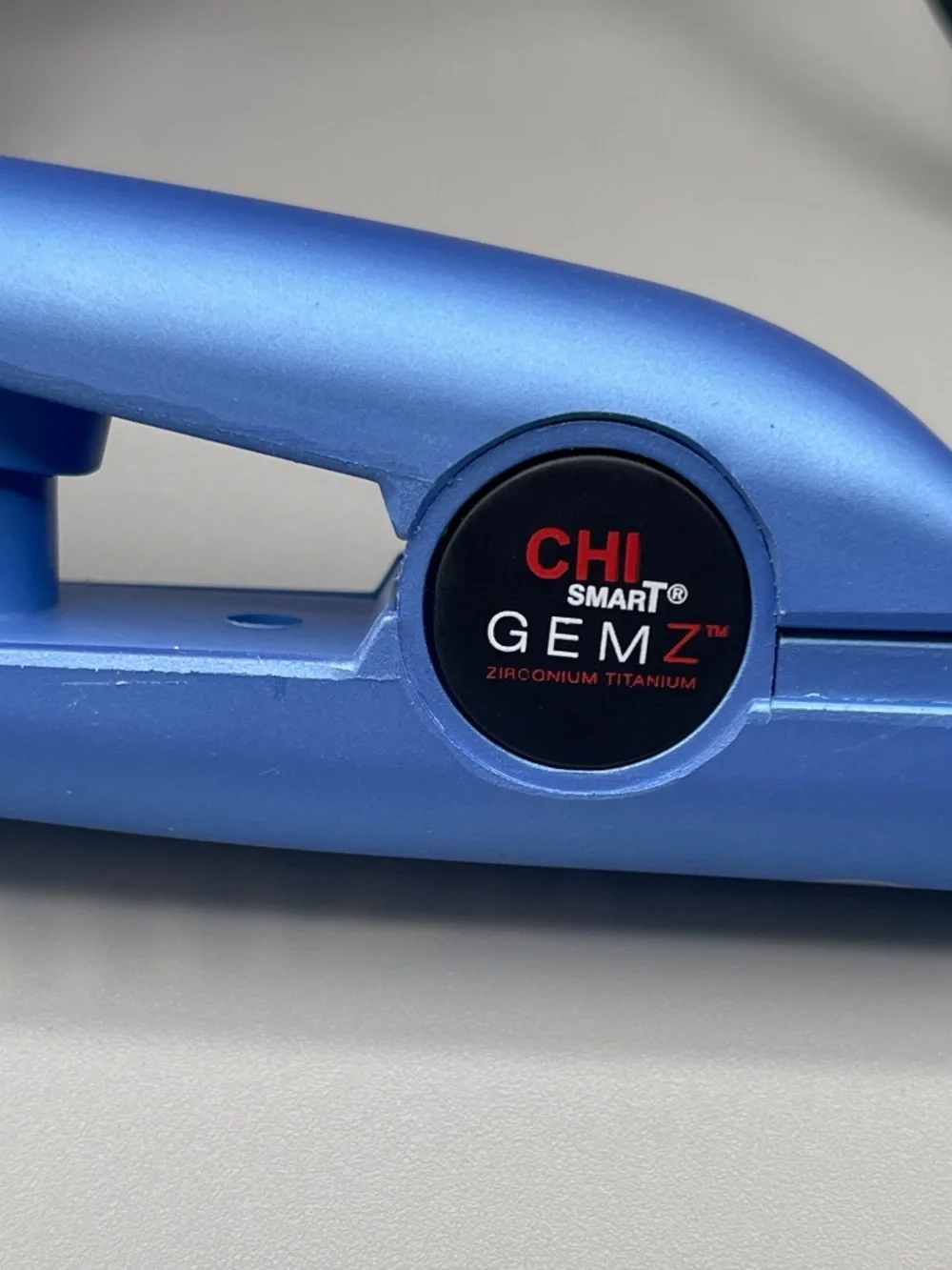 Get Salon quality results anywhere you go! This new lightweight flat iron combin
